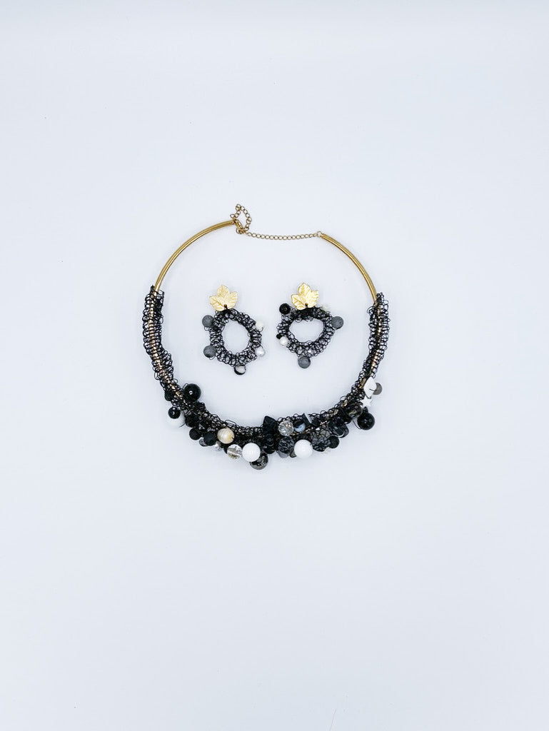 Collar y pendientes en acero negro con piedras volcánicas