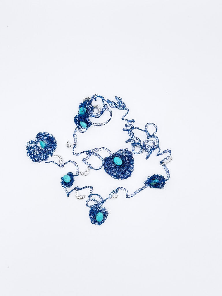 Collar largo en cadeneta de acero azul marino y turquesa con peces en acero