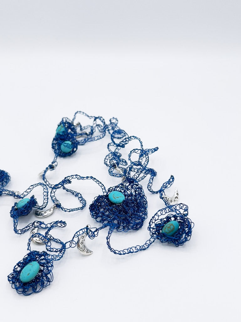Collar largo en cadeneta de acero azul marino y turquesa con peces en acero