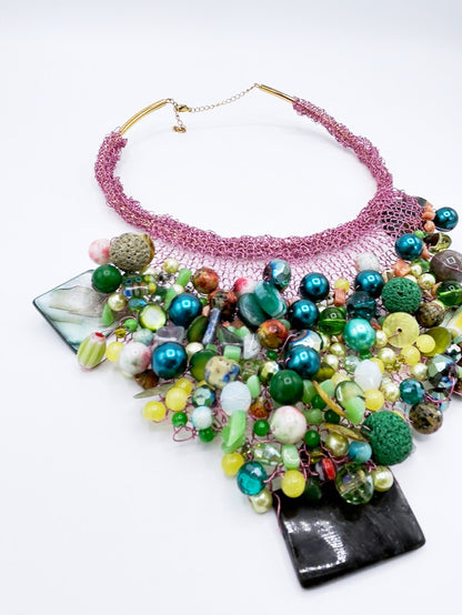 Collar tejido en acero rosa néctar con piedras verdes
