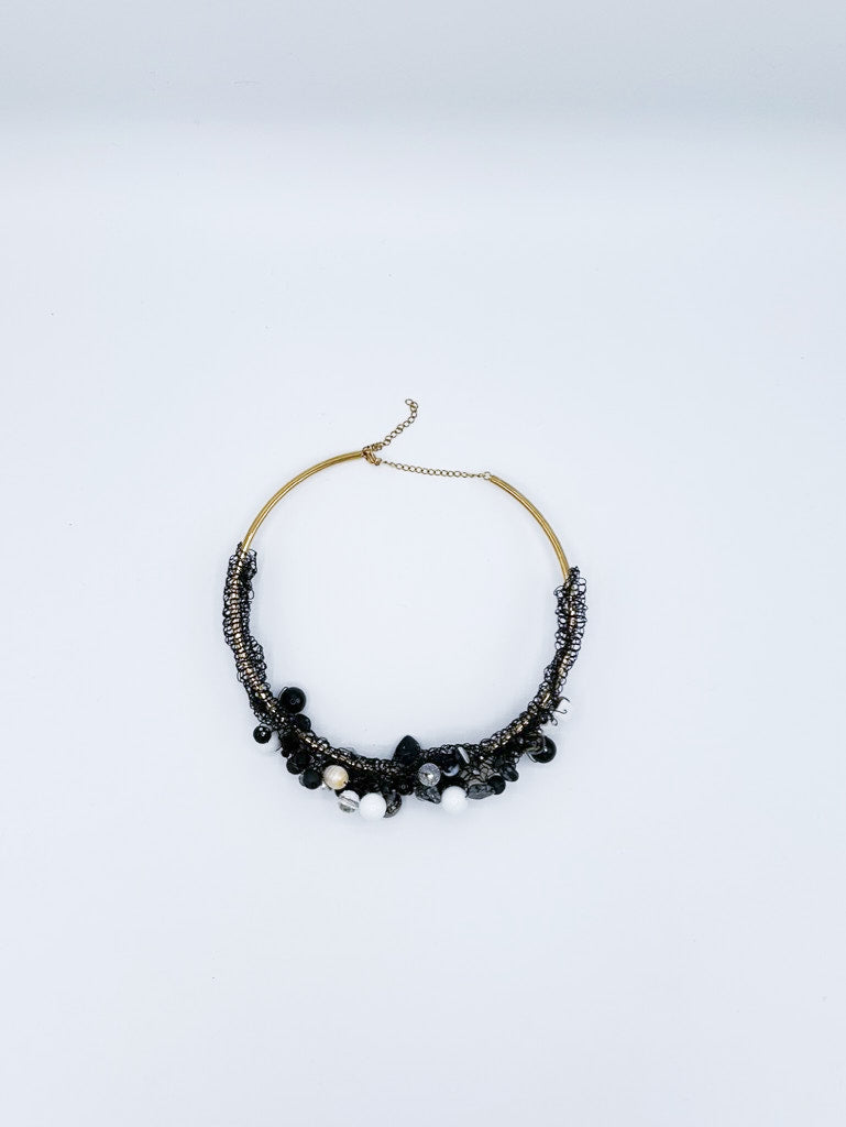 Collar y pendientes en acero negro con piedras volcánicas