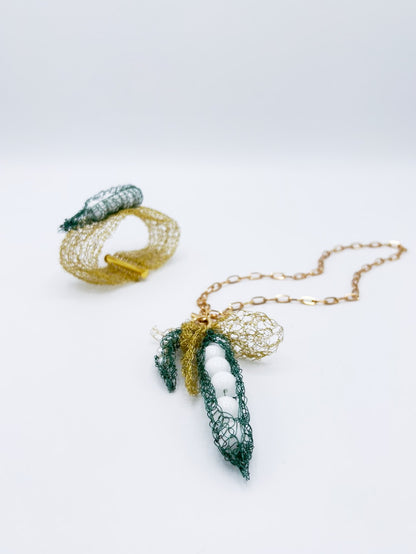 Collar y brazalete en cadena dorada con vainas de guisantes
