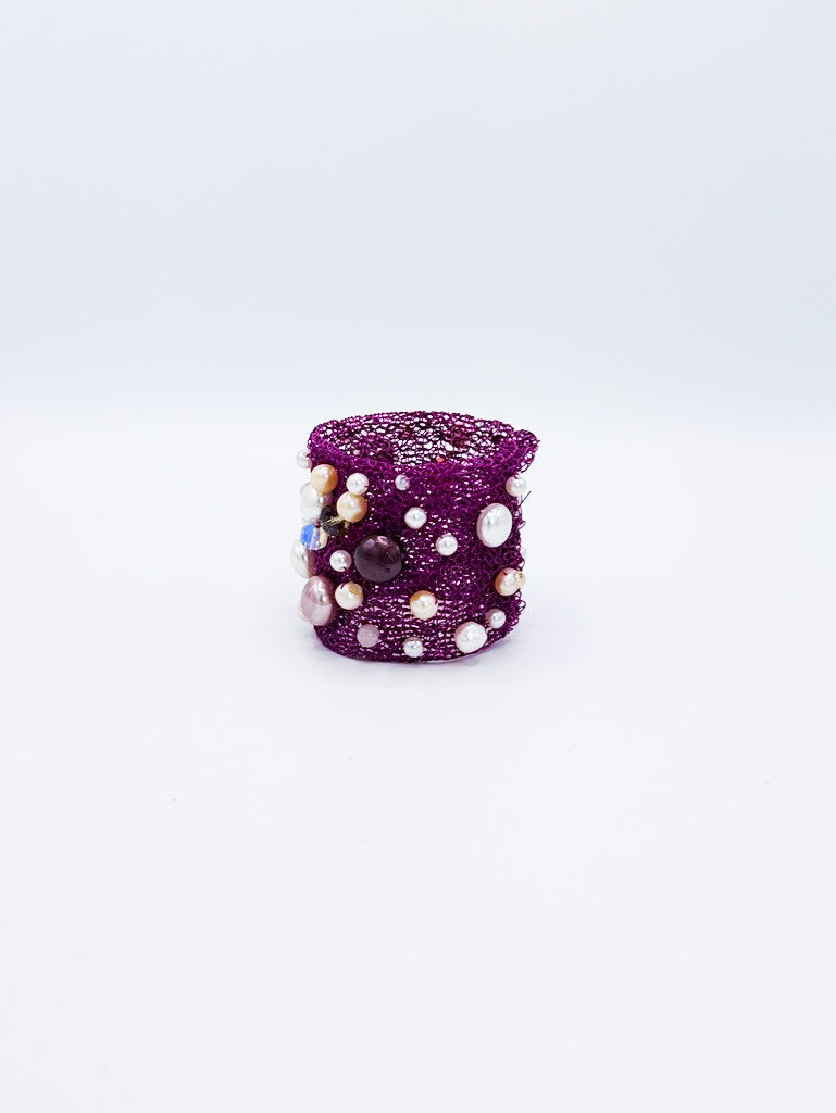 Brazalete en acero color magenta con perlas multicolores
