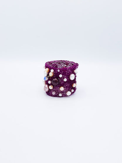 Brazalete en acero color magenta con perlas multicolores