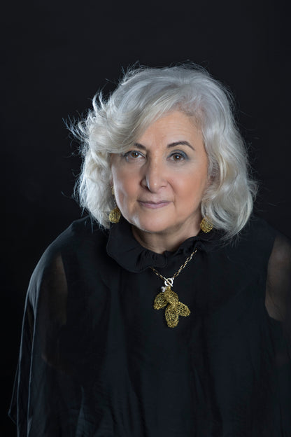 Collar y pendientes con bolas blancas y uvas doradas