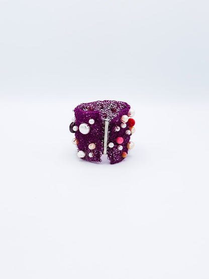 Brazalete en acero color magenta con perlas multicolores