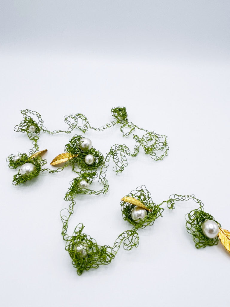 Collar largo en cadeneta de acero verde con perlas y hojas doradas