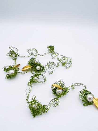 Collar largo en cadeneta de acero verde con perlas y hojas doradas