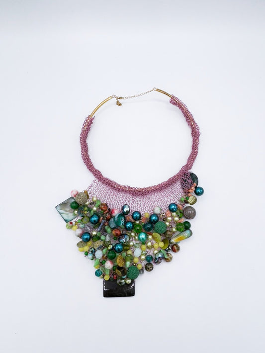 Collar tejido en acero rosa néctar con piedras verdes