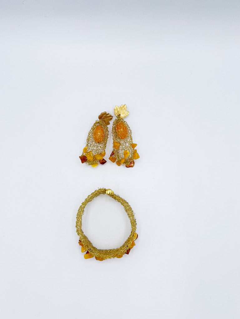 Collar, pendientes y brazalete en acero dorado y ámbar