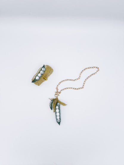 Collar y brazalete en cadena dorada con vainas de guisantes