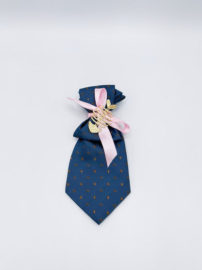 Collar tipo corbata en azul con picas amarillas atadas con lazo rosa y broche de raspado de pescado dorado