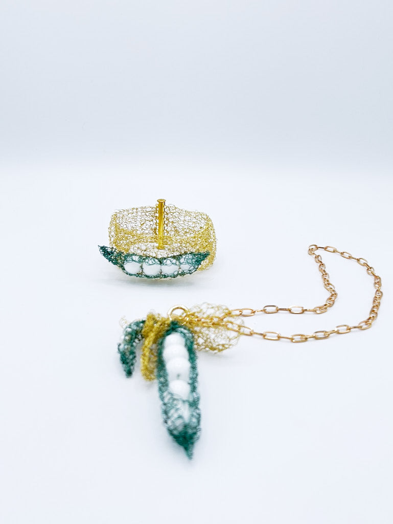 Collar y brazalete en cadena dorada con vainas de guisantes
