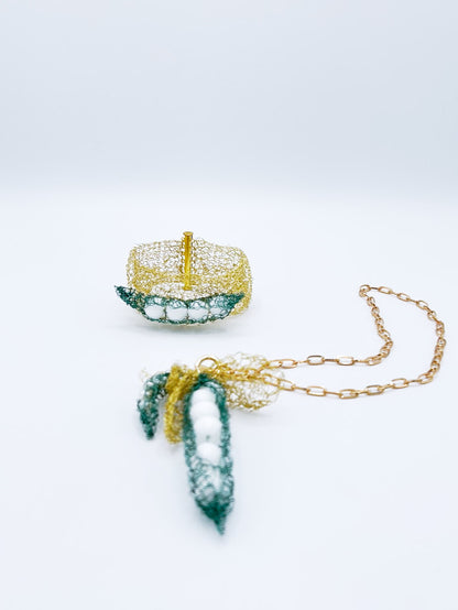 Collar y brazalete en cadena dorada con vainas de guisantes