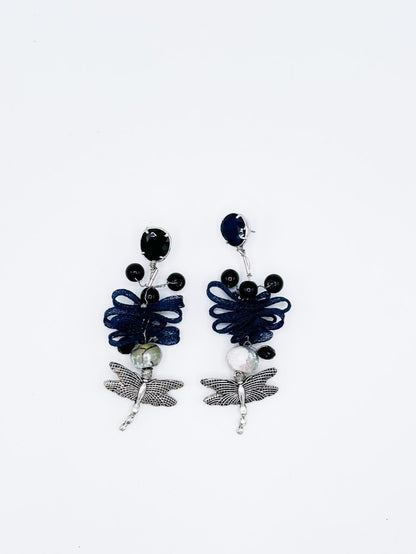 Collar en cadena plateada con libélula de acero y serpentina entrelazada con piedras negras, y pendientes a juego