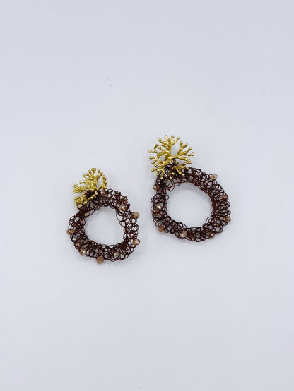 Collar tejido en acero marrón con cristal Swarovski en crudo y pendientes circulares con cierre de acero en forma de ramas