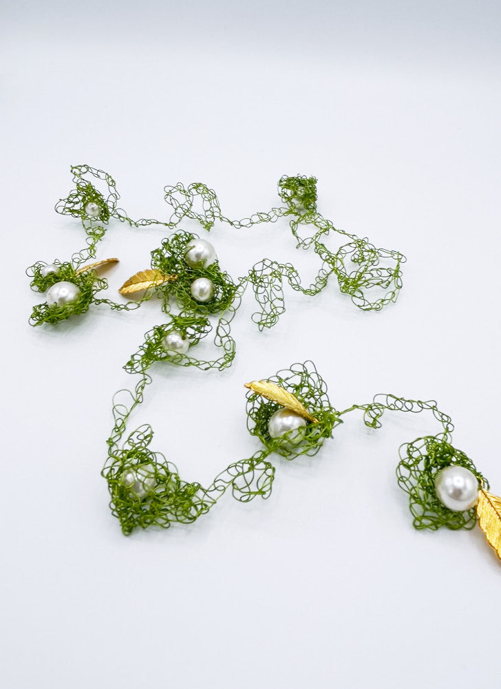 Collar largo en cadeneta de acero verde con perlas y hojas doradas