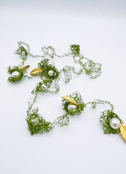 Collar largo en cadeneta de acero verde con perlas y hojas doradas