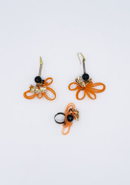 Collar y pendientes circular dorado con cadena dorada y bolas, y encarnado de hilo naranja con piedras negras