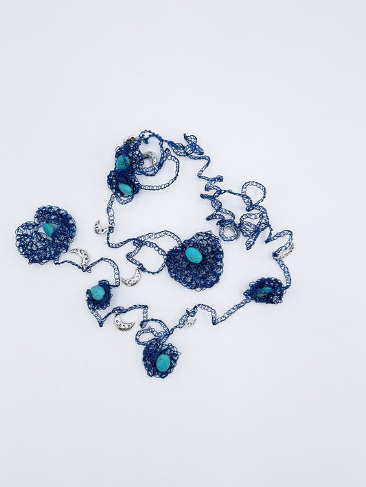 Collar largo en cadeneta de acero azul marino y turquesa con peces en acero