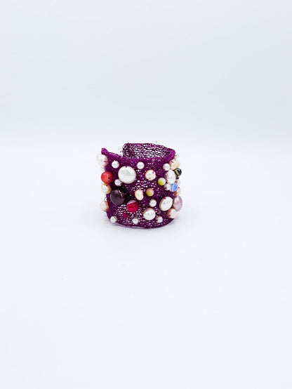 Brazalete en acero color magenta con perlas multicolores