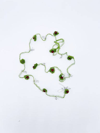 Collar largo en cadeneta de acero verde con piedras de granate y libélulas de acero