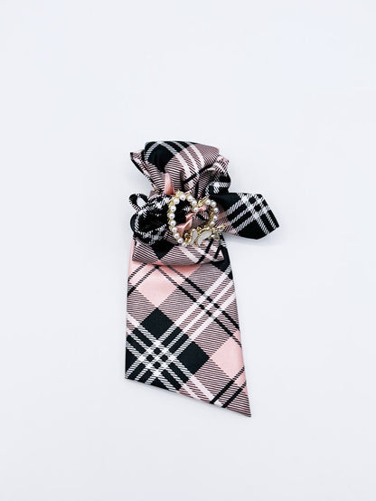 Collar tipo corbata en rosa a cuadros con broche de corazón y mariposa
