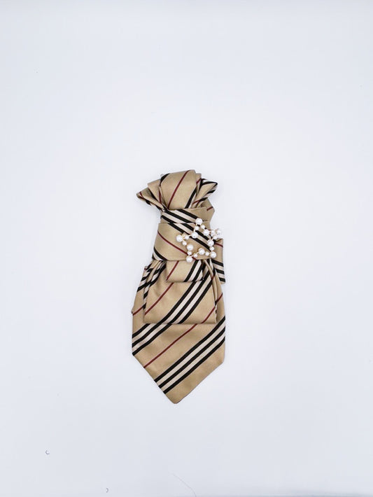 Collar tipo corbata transformado con seda Check y broche de estrella con perlas