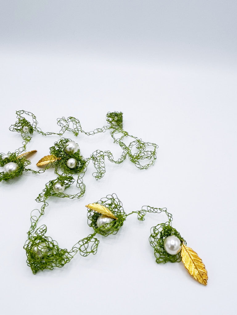 Collar largo en cadeneta de acero verde con perlas y hojas doradas