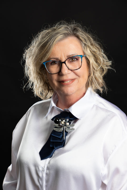 Collar tipo corbata en azul intenso con broche de libélula de acero y piedras negras