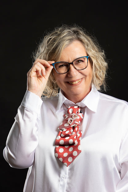 Collar tipo corbata en rojo a lunares blancos con broche de gafas y cristales