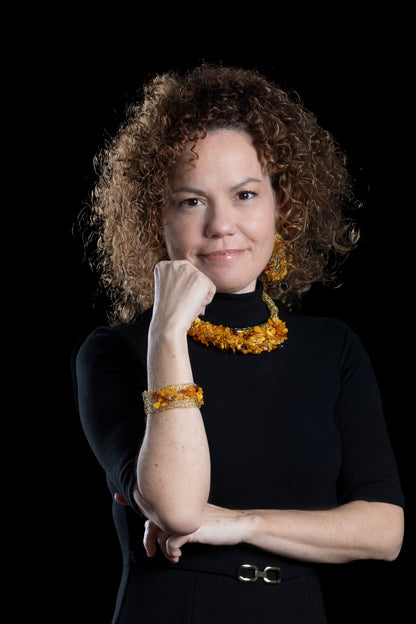 Collar, pendientes y brazalete en acero dorado y ámbar