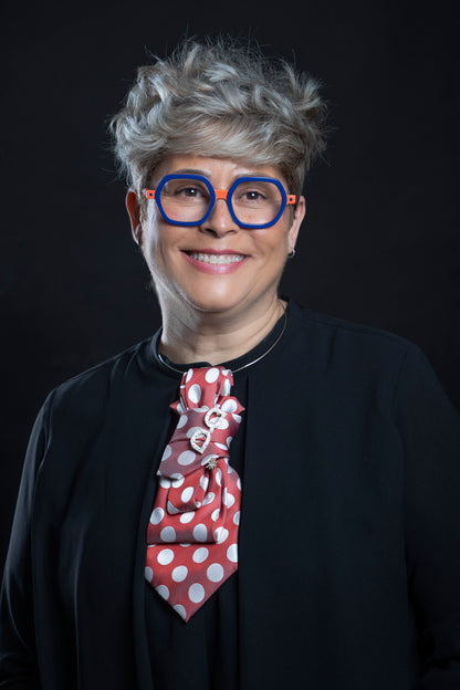 Collar tipo corbata en rojo a lunares blancos con broche de gafas y cristales