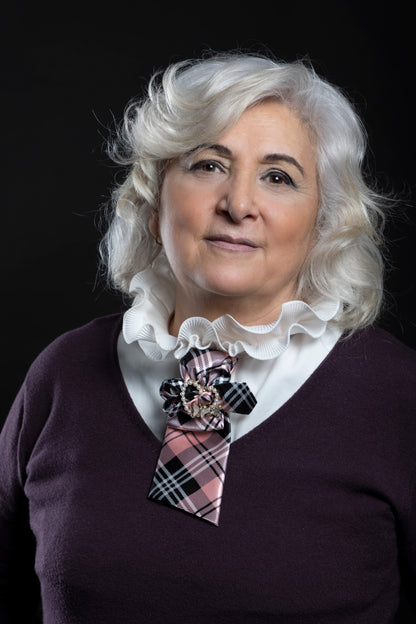 Collar tipo corbata en rosa a cuadros con broche de corazón y mariposa