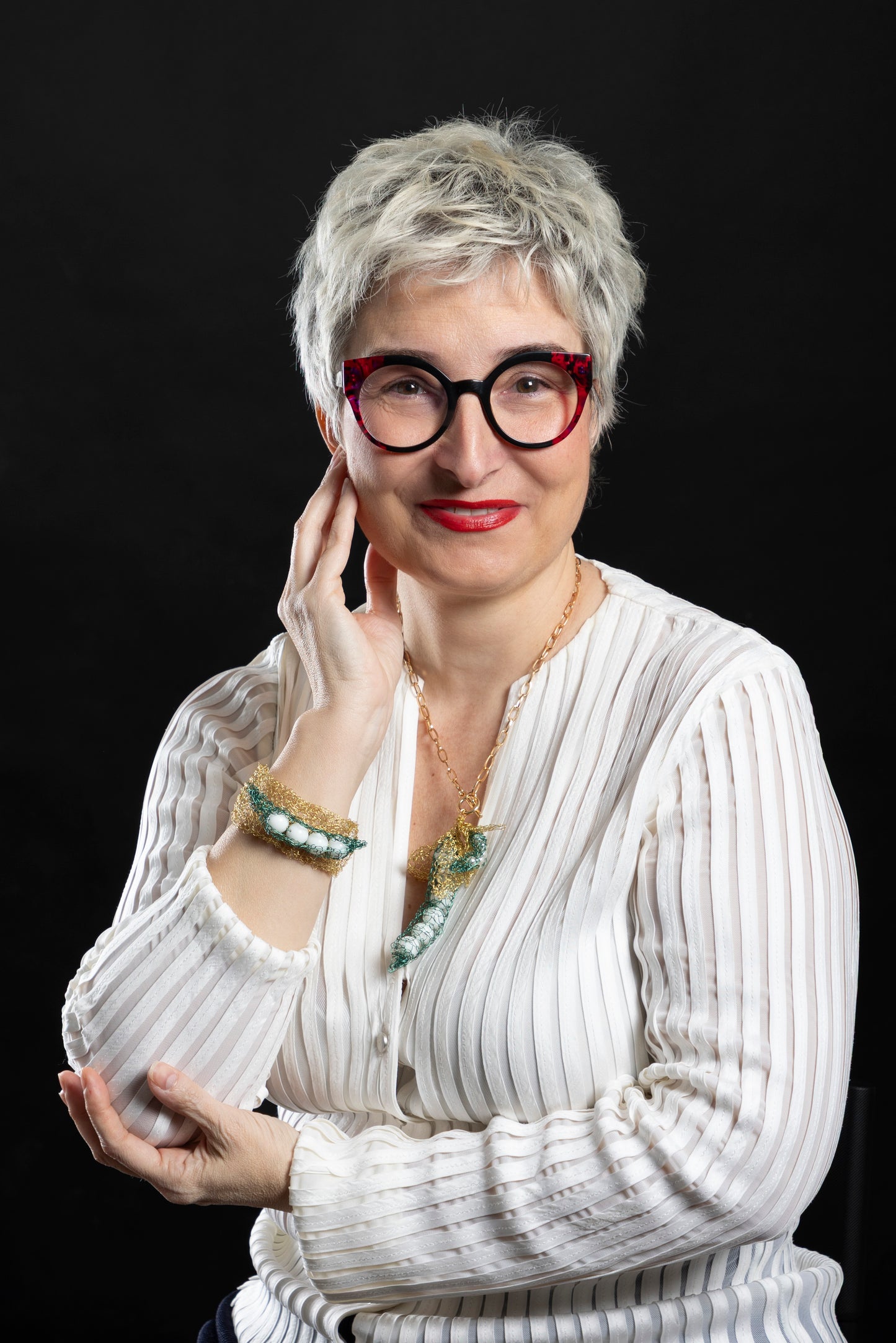 Collar y brazalete en cadena dorada con vainas de guisantes