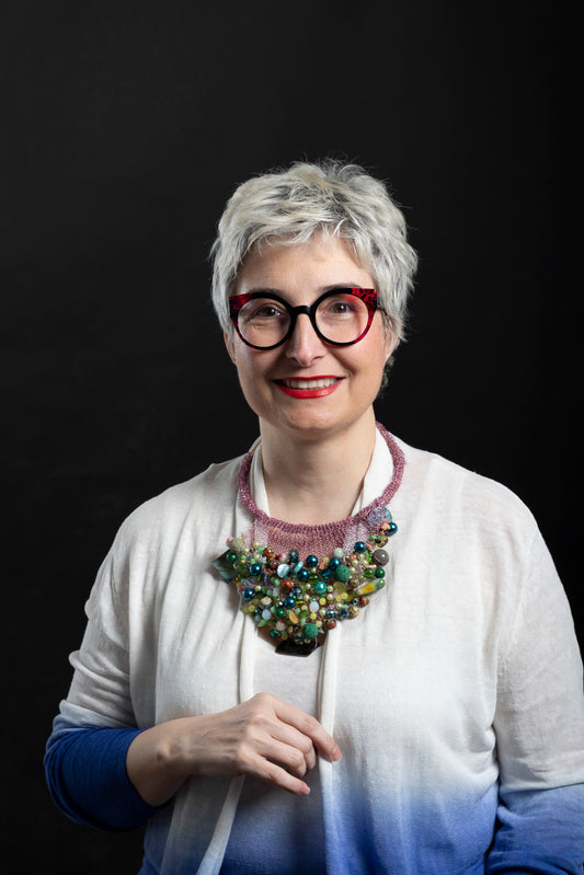 Collar tejido en acero rosa néctar con piedras verdes