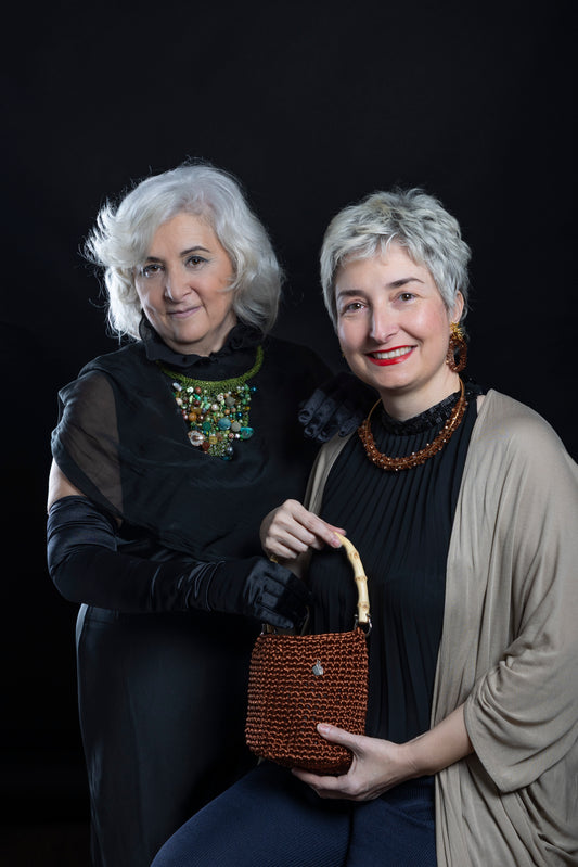 Collar en acero verde tejido con piedras