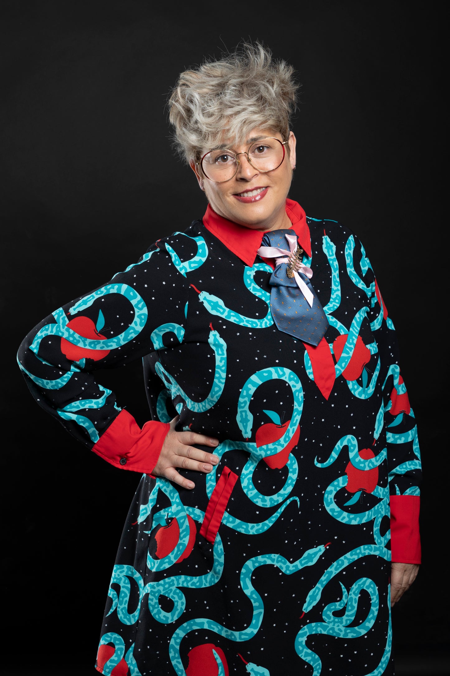 Collar tipo corbata en azul con picas amarillas atadas con lazo rosa y broche de raspado de pescado dorado