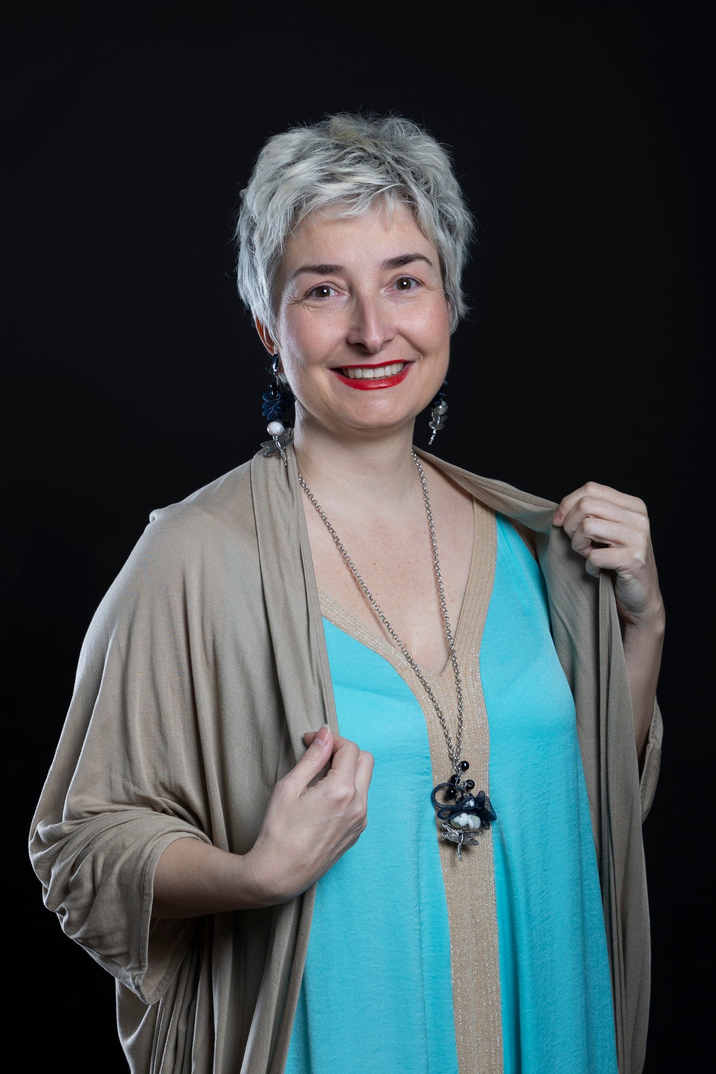 Collar en cadena plateada con libélula de acero y serpentina entrelazada con piedras negras, y pendientes a juego