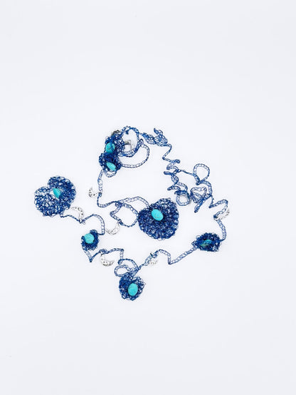 Collar largo en cadeneta de acero azul marino y turquesa con peces en acero