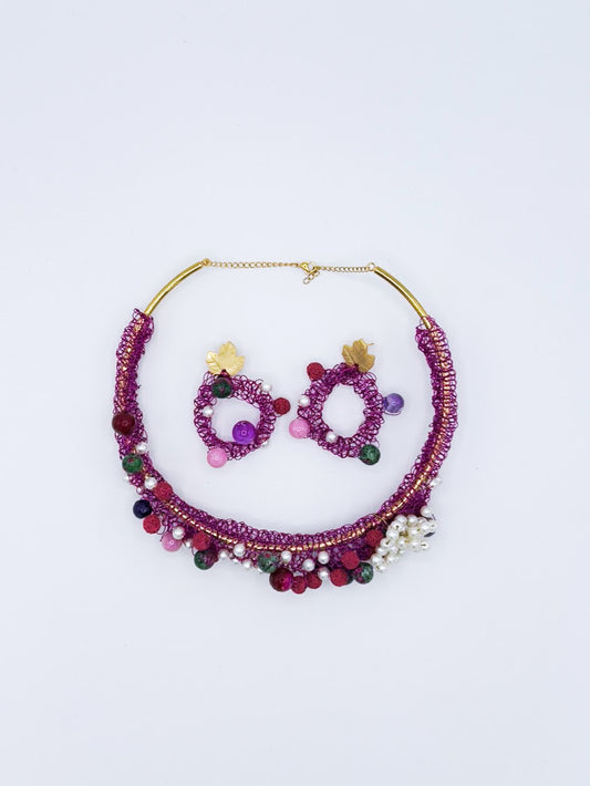 Collar y pendientes en acero magenta con detalles volcánicos y rubí Zoisita